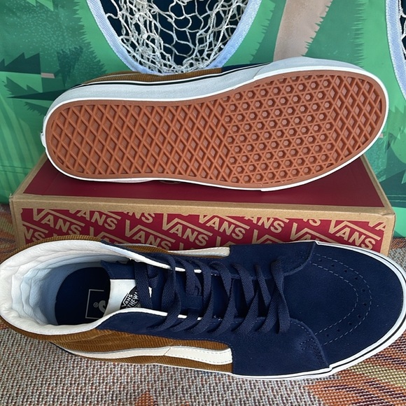 Vans Men’s Sk8-Hi
Mini Cord Blue/Brown
VN0007NS0BO
Sneakers
UNISEX CORDUROY - Picture 2 of 16